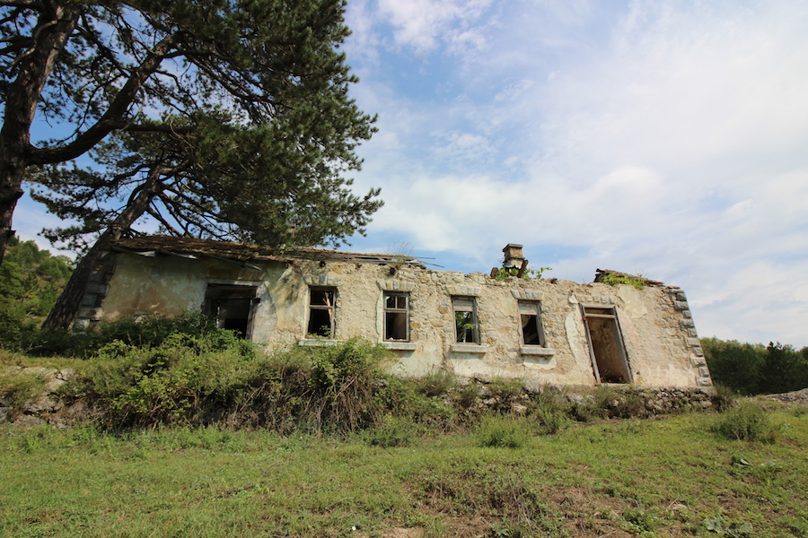 FOR SALE: TREBINJE – LASTVA: LARGE PIECE OF LAND WITH DEVASTATED HOUSE ...